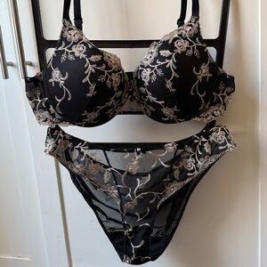 Embroidered Black Floral Lace Bra US L (see below) + matching panties US XL EUC